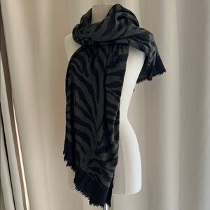 EUC Cut 25 brand wool blend scarf